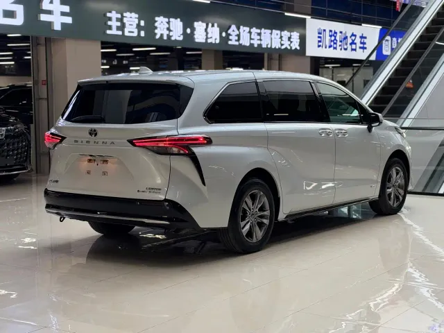 Toyota Sienna — Фото автомобиля 14