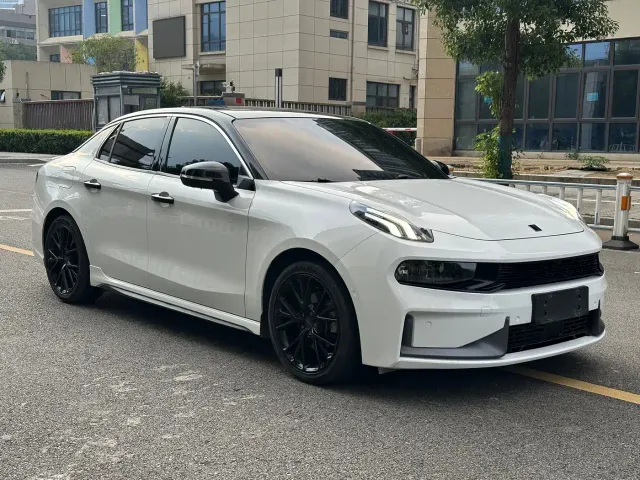 Lynk & Co 03 — Фото автомобиля 3
