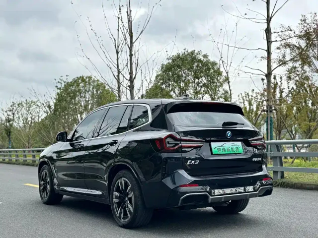 BMW iX3 — Фото автомобиля 7