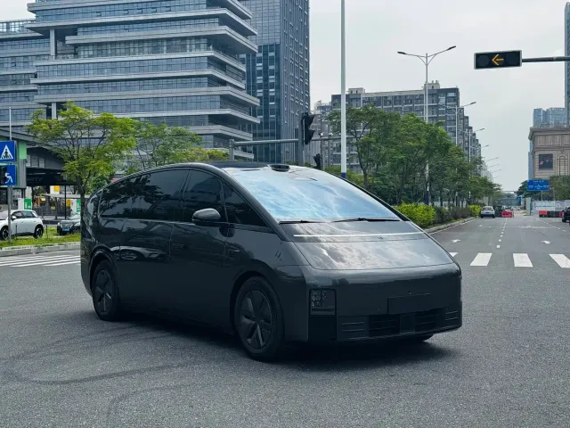 Li Auto MEGA — Фото автомобиля 3