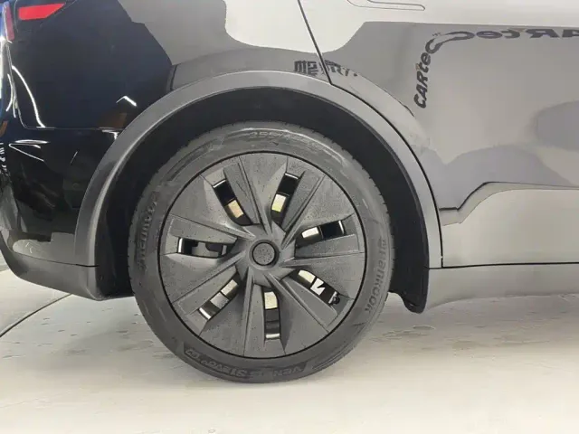 Tesla Model Y — Фото автомобиля 11