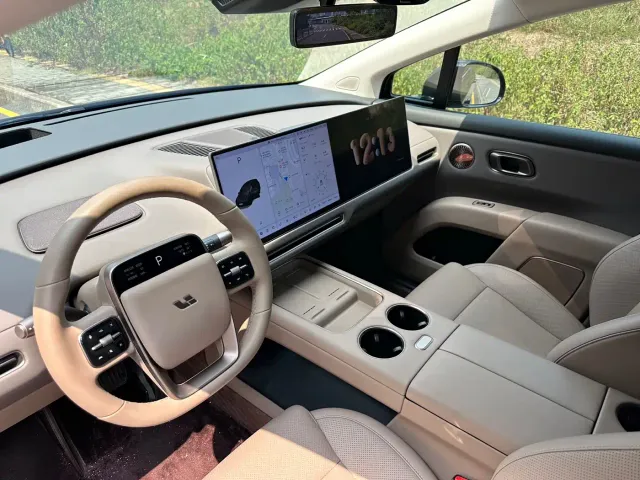 Li Auto i8 — Фото автомобиля 5