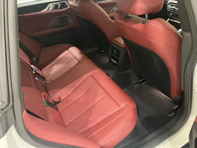 BMW i4 — Фото автомобиля 12