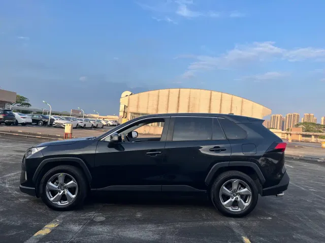 Toyota RAV4 — Фото автомобиля 5
