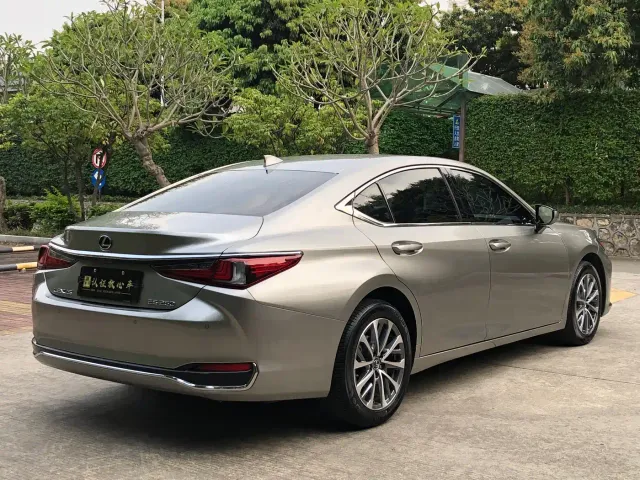Lexus ES — Фото автомобиля 8