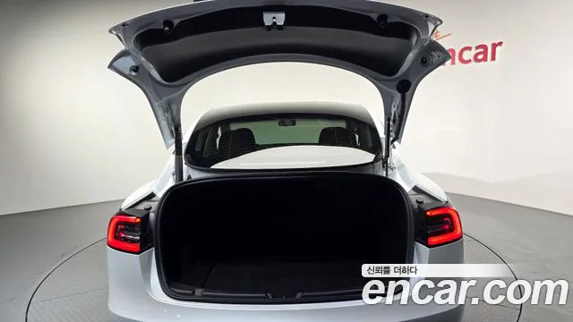 Tesla Model 3 — Фото автомобиля 18