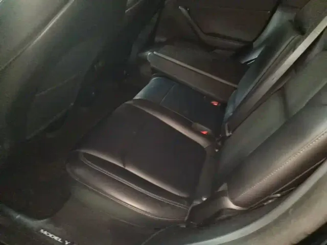Tesla Model Y — Фото автомобиля 16