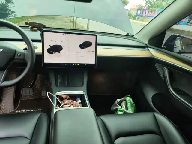 Tesla Model Y — Фото автомобиля 12