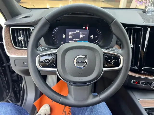 Volvo XC60 — Фото автомобиля 15