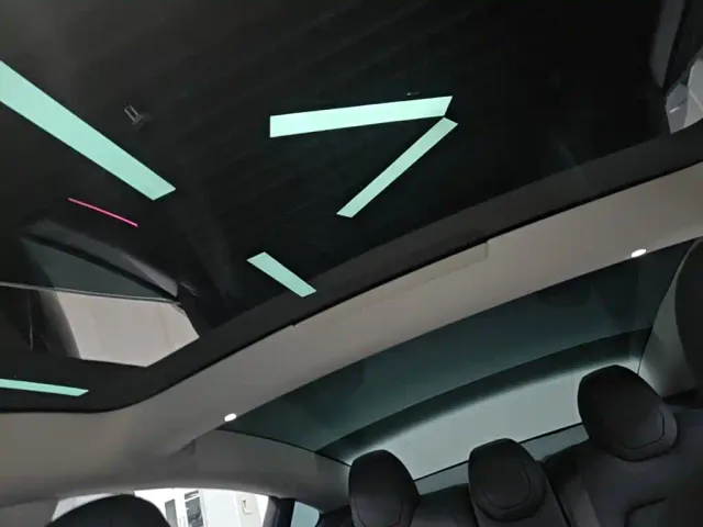 Tesla Model 3 — Фото автомобиля 17