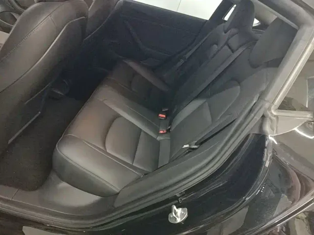 Tesla Model 3 — Фото автомобиля 16