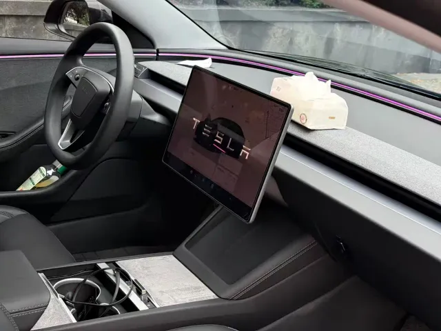 Tesla Model 3 — Фото автомобиля 10