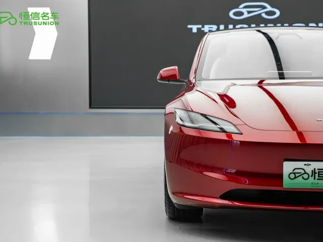 Tesla Model 3 — Фото автомобиля 8