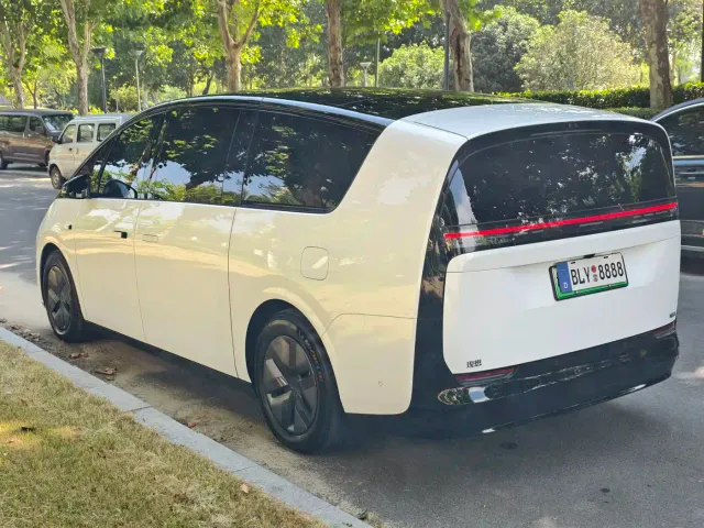 Li Auto MEGA — Фото автомобиля 15