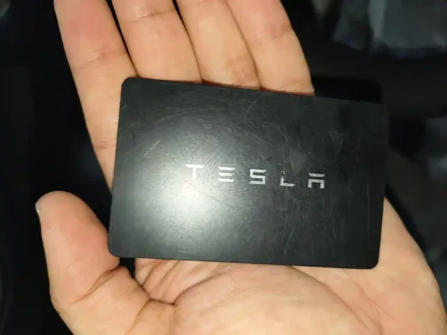 Tesla Model 3 — Фото автомобиля 8