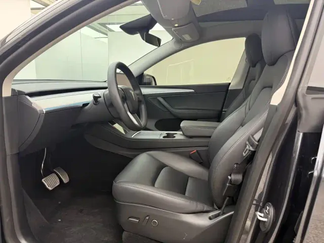 Tesla Model Y — Фото автомобиля 10