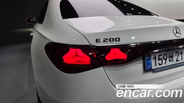 Mercedes-Benz E-Class — Фото автомобиля 23