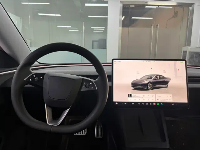 Tesla Model 3 — Фото автомобиля 17