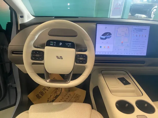 Li Auto i8 — Фото автомобиля 11