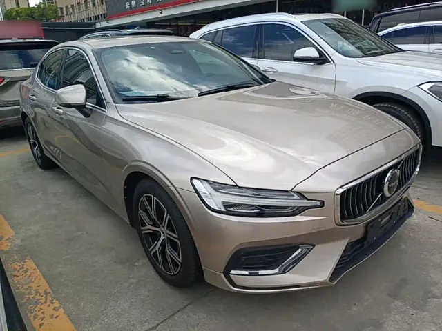 Volvo S60 — Фото автомобиля 3