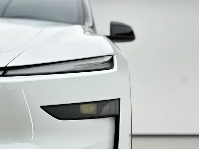 Tesla Model Y L — Фото автомобиля 17