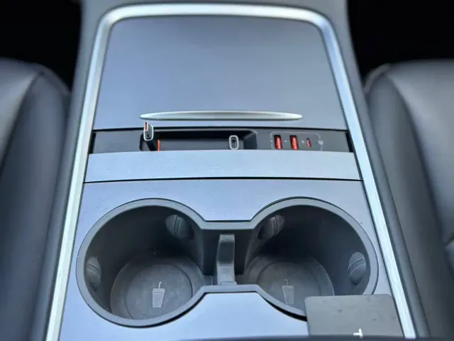 Tesla Model Y — Фото автомобиля 13