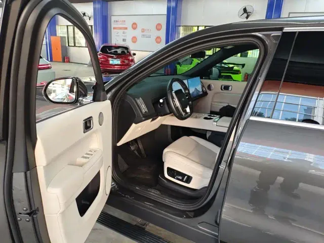 Li Auto L9 — Фото автомобиля 6