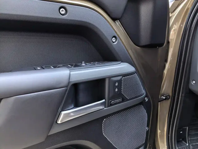 Land Rover Defender — Фото автомобиля 6