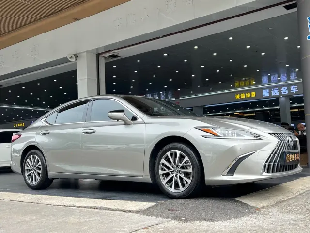 Lexus ES — Фото автомобиля 3