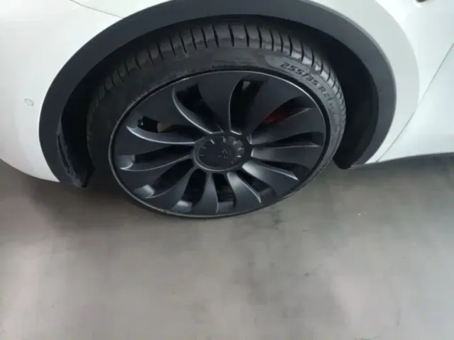 Tesla Model Y — Фото автомобиля 22