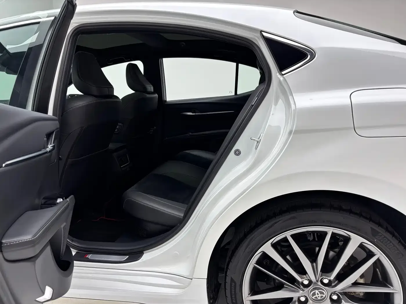 Toyota Camry 2024 Model Dual Hybrid 2.0HXS Sport Plus Edition — Фото автомобиля 8