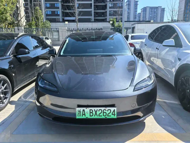 Tesla Model 3 — Фото автомобиля 2