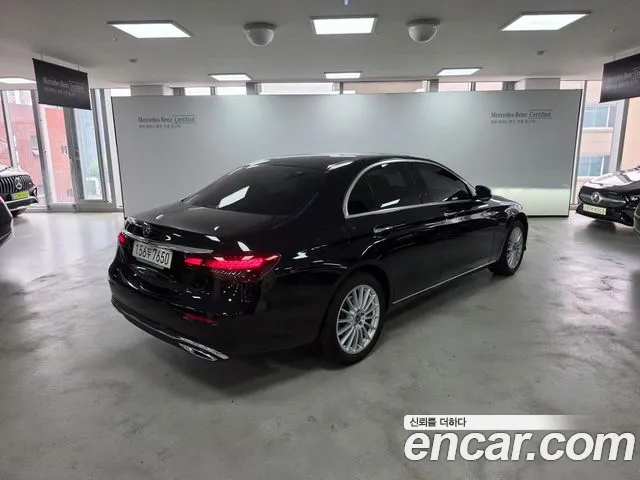 Mercedes-Benz E-Class — Фото автомобиля 2