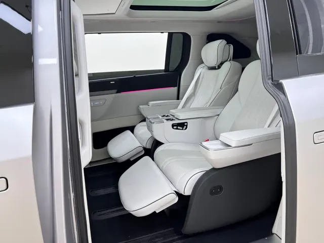 Xpeng X9 — Фото автомобиля 11