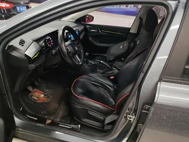 Roewe i5 — Фото автомобиля 14