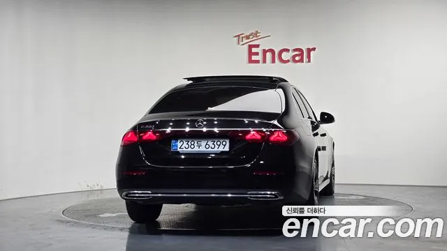 Mercedes-Benz E-Class — Фото автомобиля 4