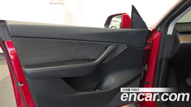 Tesla Model Y — Фото автомобиля 13