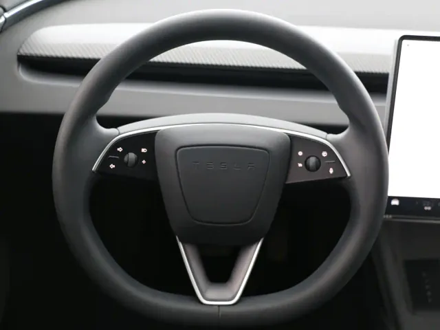 Tesla Model 3 — Фото автомобиля 10