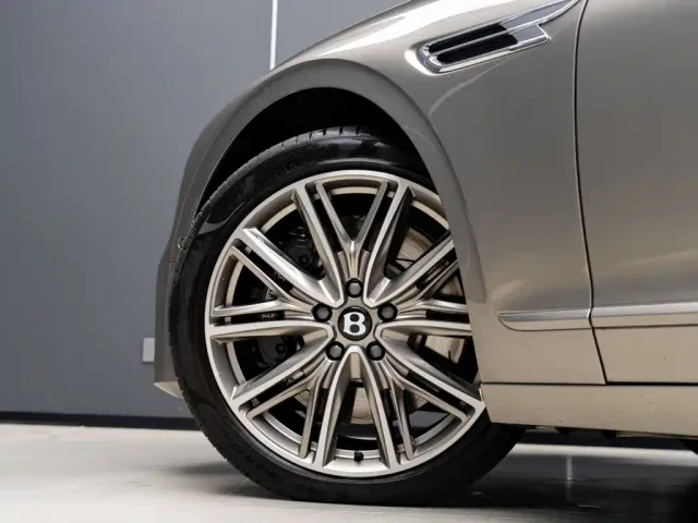 Bentley Flying Spur — Фото автомобиля 6