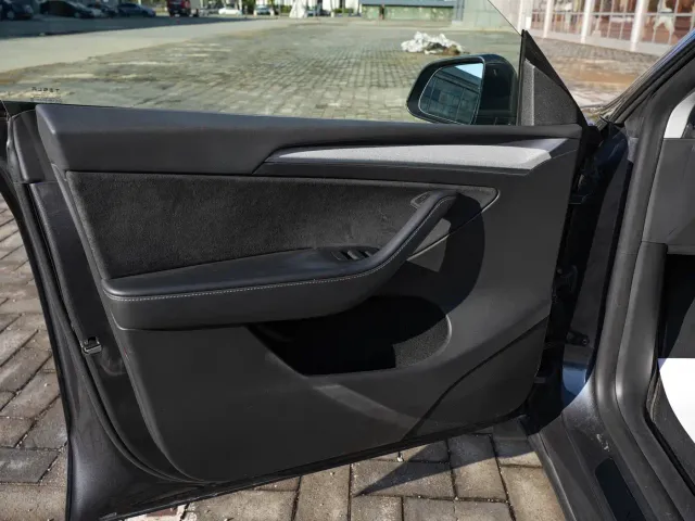 Tesla Model Y — Фото автомобиля 12