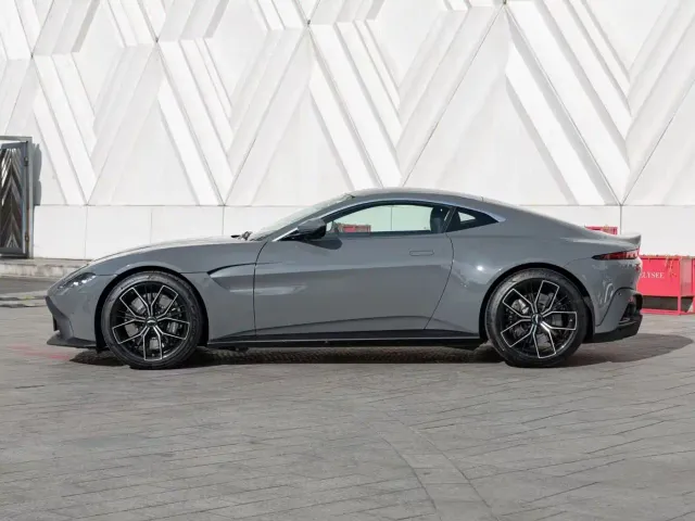 Aston Martin V8 Vantage — Фото автомобиля 3