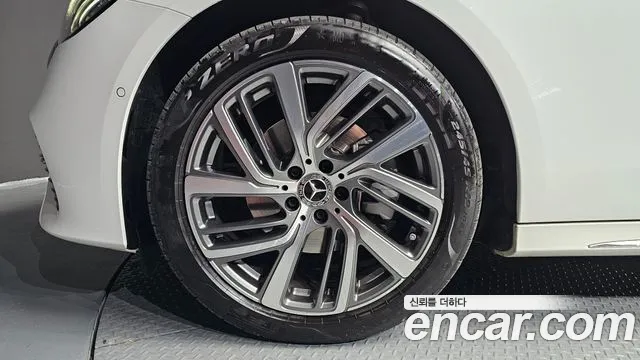 Mercedes-Benz E-Class — Фото автомобиля 5