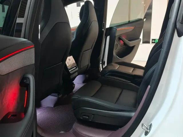 Tesla Model Y L — Фото автомобиля 6