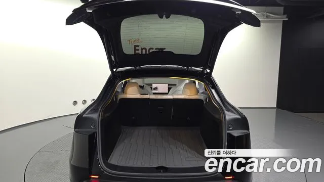 Tesla Model Y — Фото автомобиля 26