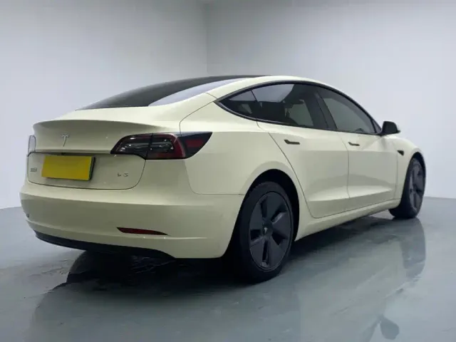 Tesla Model 3 — Фото автомобиля 6