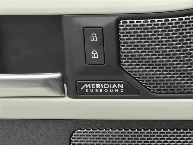Land Rover Defender — Фото автомобиля 16
