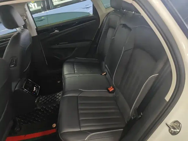 Volkswagen Passat — Фото автомобиля 16