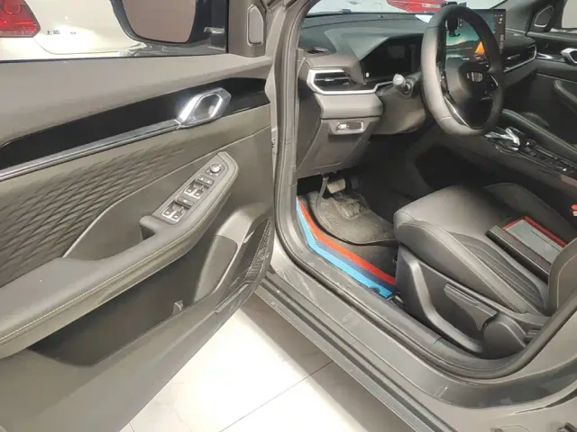 Geely Binyue — Фото автомобиля 15