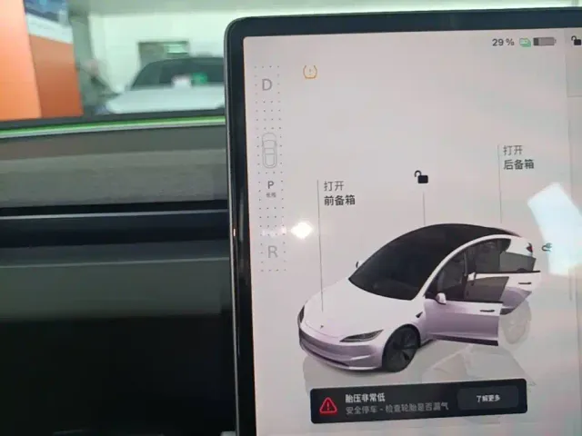 Tesla Model 3 — Фото автомобиля 12