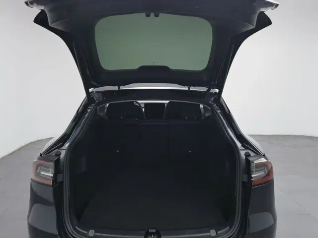 Tesla Model Y — Фото автомобиля 16